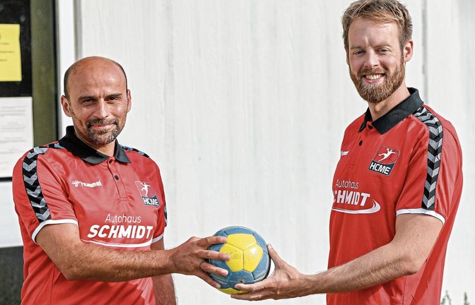 Trainer Robil Dehabe (links), unterstützt durch den Sportlichen Leiter Matthias Schwarz (rechts), hat in der neuen Saison die handballerische Verantwortung bei der ersten Männermannschaft des HC Metter-Enz. Foto: Leitner