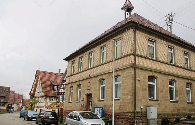 Die Bürger, die das Schützinger Rathaus erhalten wollen, sind ihrem Ziel am Dienstag nicht nähergekommen.  Foto: Thaler