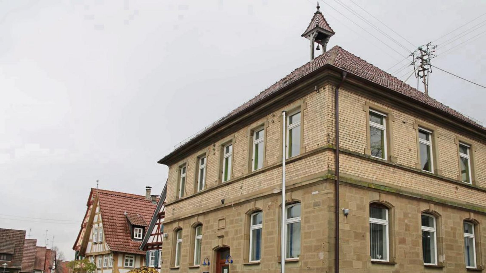 Die Bürger, die das Schützinger Rathaus erhalten wollen, sind ihrem Ziel am Dienstag nicht nähergekommen. Foto: Thaler Die Bürger, die das Schützinger Rathaus erhalten wollen, sind ihrem Ziel am Dienstag nicht nähergekommen. Foto: Thaler