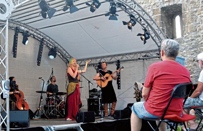 Die Band Fairytale entführte auf der Burgruine Löffelstelz in mythische Welten. Fotos: Stahlfeld