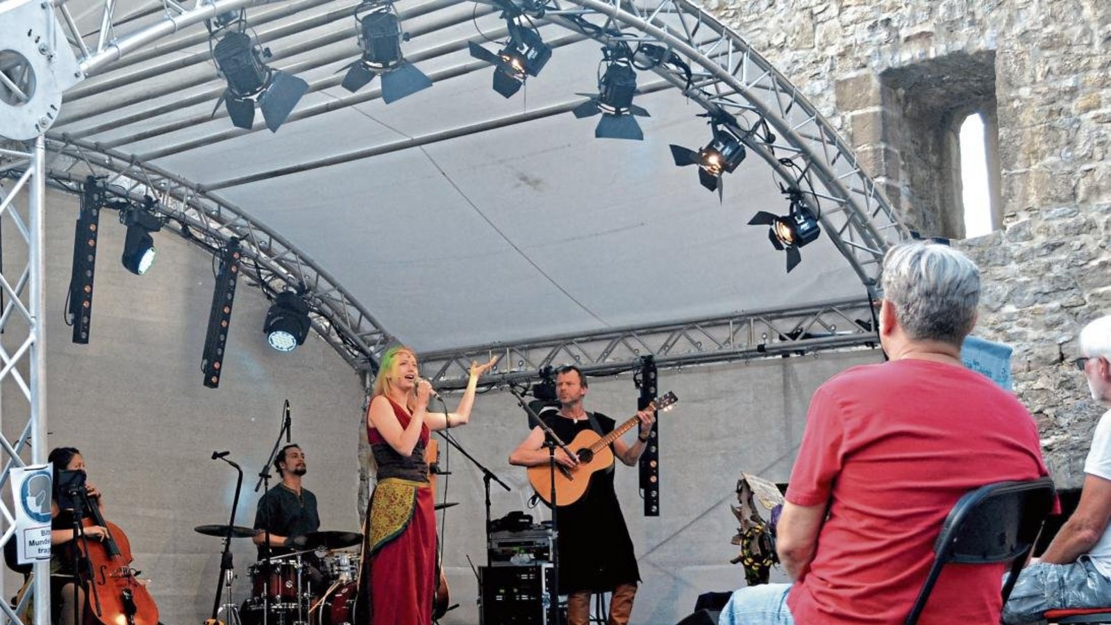 Die Band Fairytale entführte auf der Burgruine Löffelstelz in mythische Welten. Fotos: Stahlfeld Die Band Fairytale entführte auf der Burgruine Löffelstelz in mythische Welten. Fotos: Stahlfeld