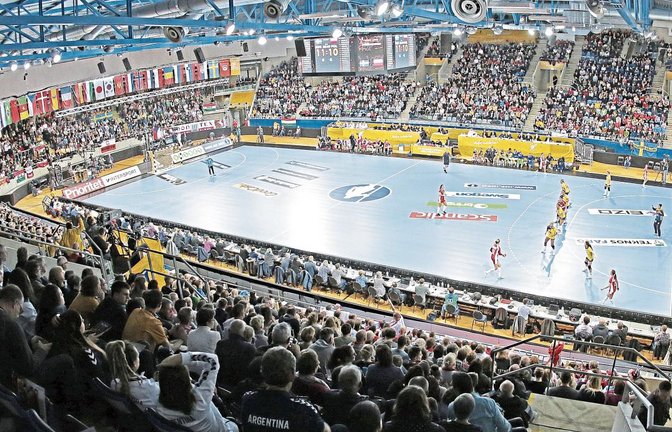 Die Organisatoren haben in der Ege-Trans-Arena in Bietigheim-Bissingen einen würdigen Rahmen für die Vorrundenspiele der Gruppe B bei der Handball-WM der Frauen geschaffen. Fotos: Baumann