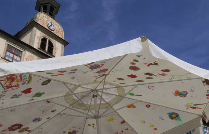 Bei einer Kinder-Kunst-Aktion des Strandleben-Teams ist dieser eher fahle Schirm zu einer bunten Schönheit auf dem Vaihinger Marktplatz geworden.  <span class='image-autor'>Foto: Rücker</span>