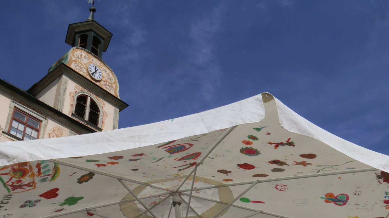 Bei einer Kinder-Kunst-Aktion des Strandleben-Teams ist dieser eher fahle Schirm zu einer bunten Schönheit auf dem Vaihinger Marktplatz geworden.  Foto: Rücker
