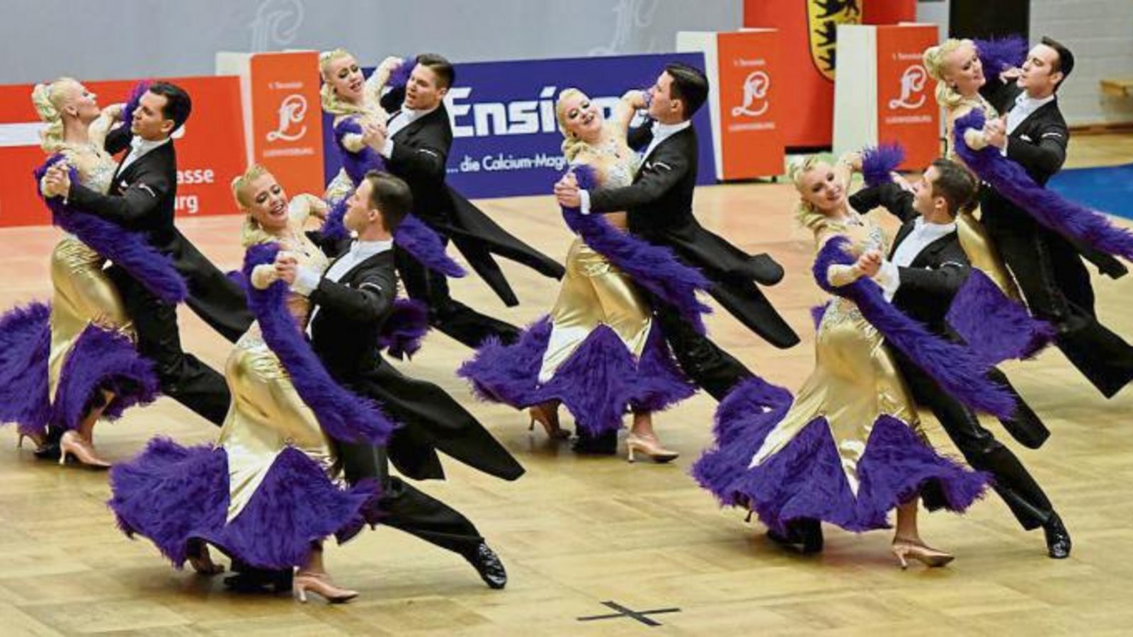 Obwohl nur mit sechs Paaren auf dem Parkett der Rundsporthalle, überzeugte die Standardformation des 1. TC Ludwigsburg beim Heimauftakt der 1. Bundesliga. Foto: privat Obwohl nur mit sechs Paaren auf dem Parkett der Rundsporthalle, überzeugte die Standardformation des 1. TC Ludwigsburg beim Heimauftakt der 1. Bundesliga. Foto: privat
