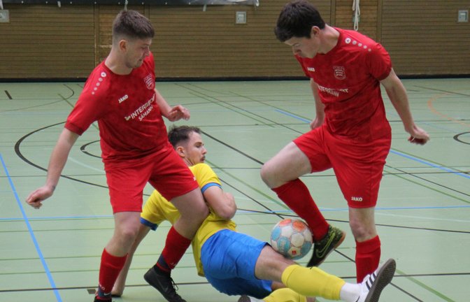 Die beiden Großglattbacher Daniel Migulla (links) und Patrick Beisser nehmen einen Lomersheimer Gegenspieler in die Zange. <span class='image-autor'>Foto: Dittrich</span>