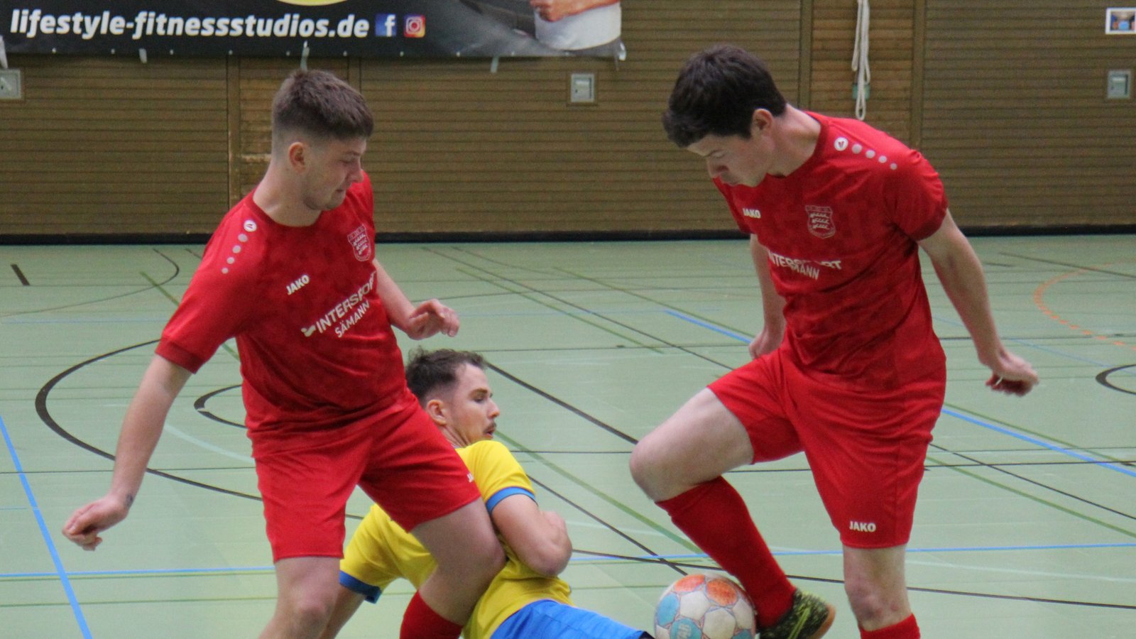 Die beiden Großglattbacher Daniel Migulla (links) und Patrick Beisser nehmen einen Lomersheimer Gegenspieler in die Zange. Foto: Dittrich Die beiden Großglattbacher Daniel Migulla (links) und Patrick Beisser nehmen einen Lomersheimer Gegenspieler in die Zange. Foto: Dittrich