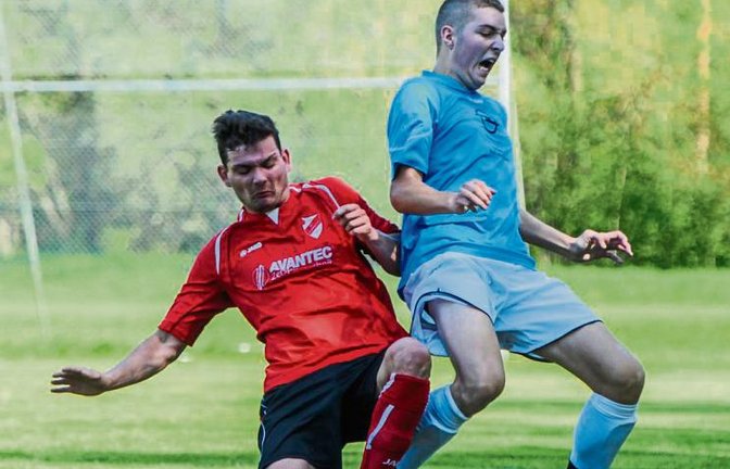 Pascal Kohler (links, gegen den Häfnerhaslacher Marco Hirsch) wartet mit dem SV Horrheim weiter auf das erste Erfolgserlebnis in der B-Klasse. Bislang siegte sein Team nur im Pokal. Foto: Leitner