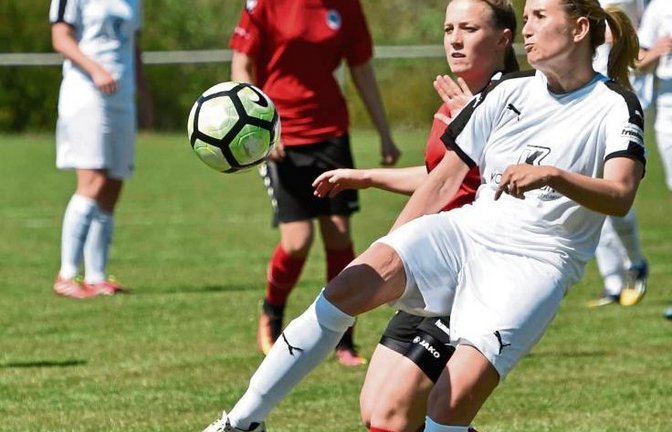Lisa Gayer klärt vor Marie-Christine Seeger, der FV Löchgau gewinnt mit 6:2. Foto: Leitner