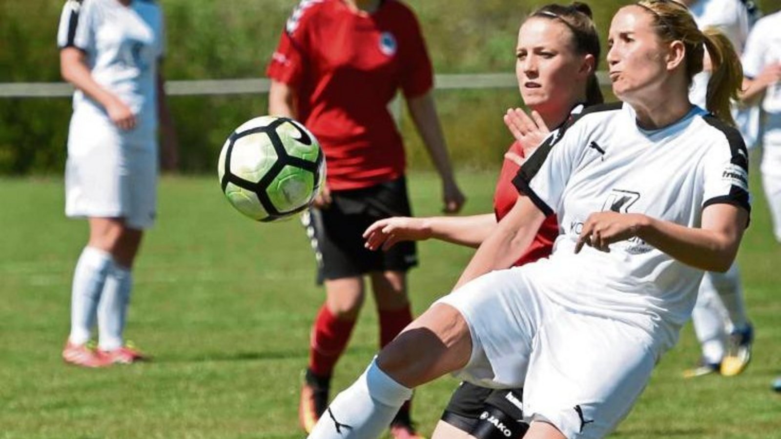Lisa Gayer klärt vor Marie-Christine Seeger, der FV Löchgau gewinnt mit 6:2. Foto: Leitner Lisa Gayer klärt vor Marie-Christine Seeger, der FV Löchgau gewinnt mit 6:2. Foto: Leitner