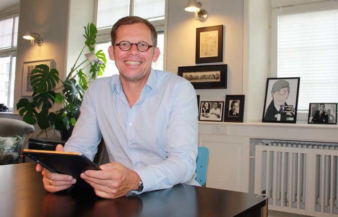 In seinem Amtszimmer sammelt Uwe Skrzypek-Muth unter anderem Fotografien seiner politischen Vorbilder. <span class='image-autor'>Foto: Mross</span>