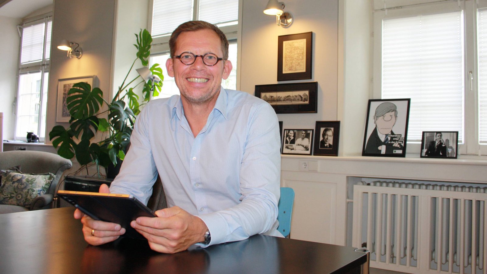 In seinem Amtszimmer sammelt Uwe Skrzypek-Muth unter anderem Fotografien seiner politischen Vorbilder. Foto: Mross In seinem Amtszimmer sammelt Uwe Skrzypek-Muth unter anderem Fotografien seiner politischen Vorbilder. Foto: Mross