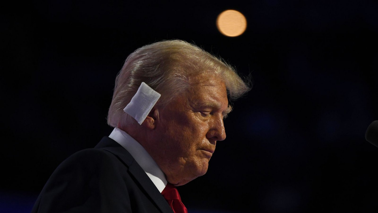 Donald Trumps rechtes Ohr ziert seit dem Attentat ein großes weißes Pflaster.Foto: imago//Carol Guzy Donald Trumps rechtes Ohr ziert seit dem Attentat ein großes weißes Pflaster.Foto: imago//Carol Guzy