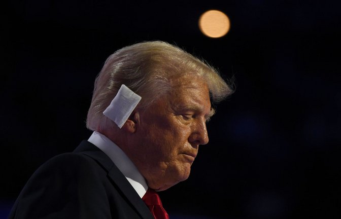 Donald Trumps rechtes Ohr ziert seit dem  Attentat ein großes weißes Pflaster.<span class='image-autor'>Foto: imago//Carol Guzy</span>