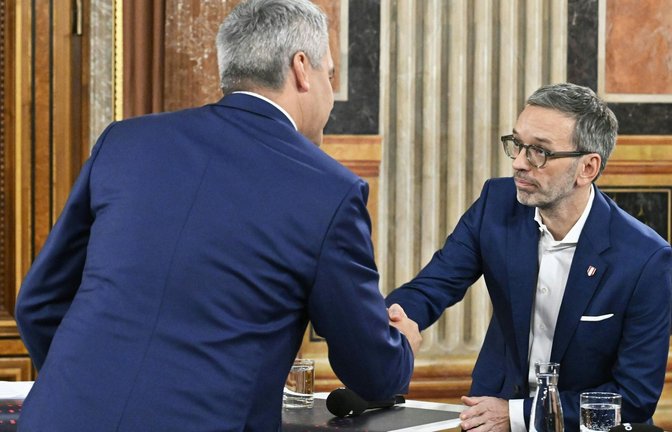 Österreichs Bundeskanzler Karl Nehammer (ÖVP, links) gratuliert dem FPÖ-Spitzenkandidaten Herbert Kickl.<span class='image-autor'>Foto: dpa/Hans Klaus Techt</span>