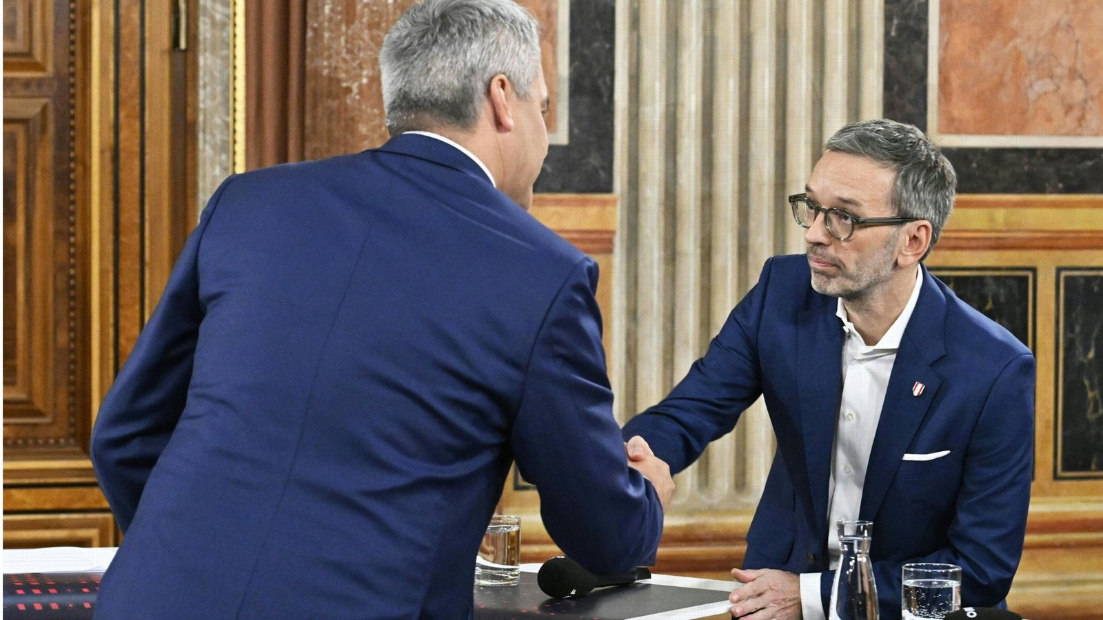 Österreichs Bundeskanzler Karl Nehammer (ÖVP, links) gratuliert dem FPÖ-Spitzenkandidaten Herbert Kickl.Foto: dpa/Hans Klaus Techt Österreichs Bundeskanzler Karl Nehammer (ÖVP, links) gratuliert dem FPÖ-Spitzenkandidaten Herbert Kickl.Foto: dpa/Hans Klaus Techt