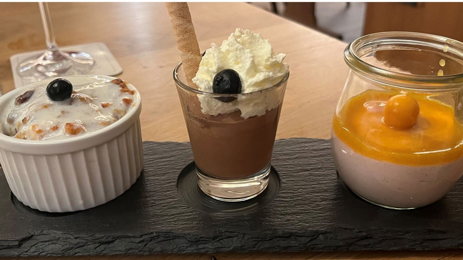 Die Dessertvariation besteht aus einem kleinen Ofenschlupfer, einem Schokoladenmousse und einer Himbeercreme mit Mangosoße.Foto: Susanne Hamann