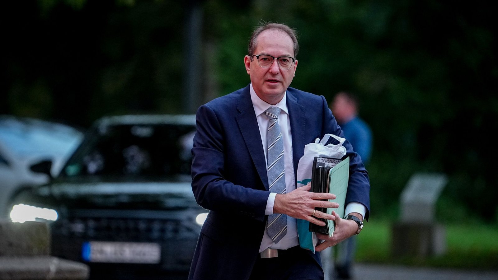 Auf dem Migrationstreffen in München bekräftigte Innenminister Alexander Dobrindt, die Rechtsgrundlagen für Drittstaaten-Modelle schaffen zu wollen.Foto: Kay Nietfeld/dpa