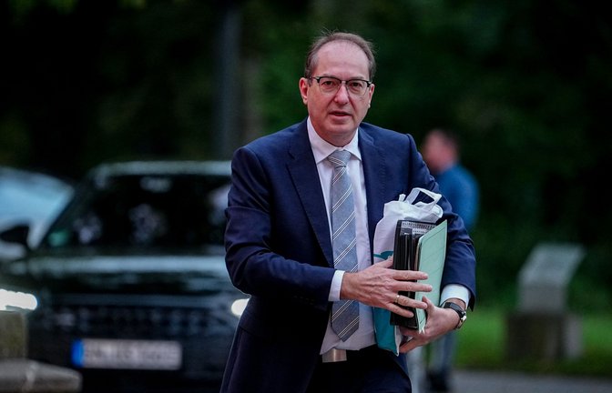 Auf dem Migrationstreffen in München bekräftigte Innenminister Alexander Dobrindt, die Rechtsgrundlagen für Drittstaaten-Modelle schaffen zu wollen.<span class='image-autor'>Foto: Kay Nietfeld/dpa</span>