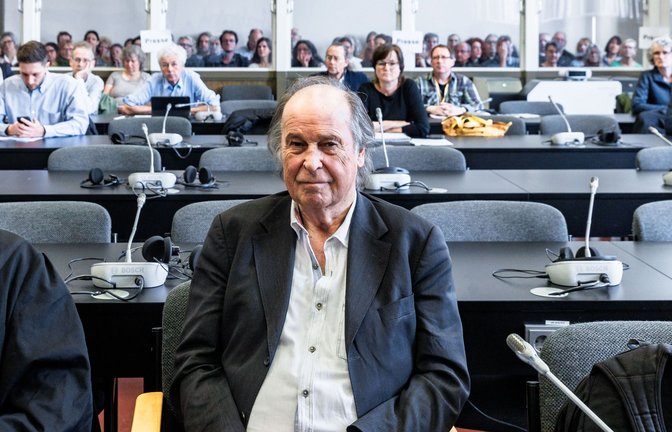 Der 80-jährige Arzt zum Auftakt seines Prozesses im Gerichtssaal in Hamburg.<span class='image-autor'>Foto: Markus Scholz/dpa pool/dpa</span>
