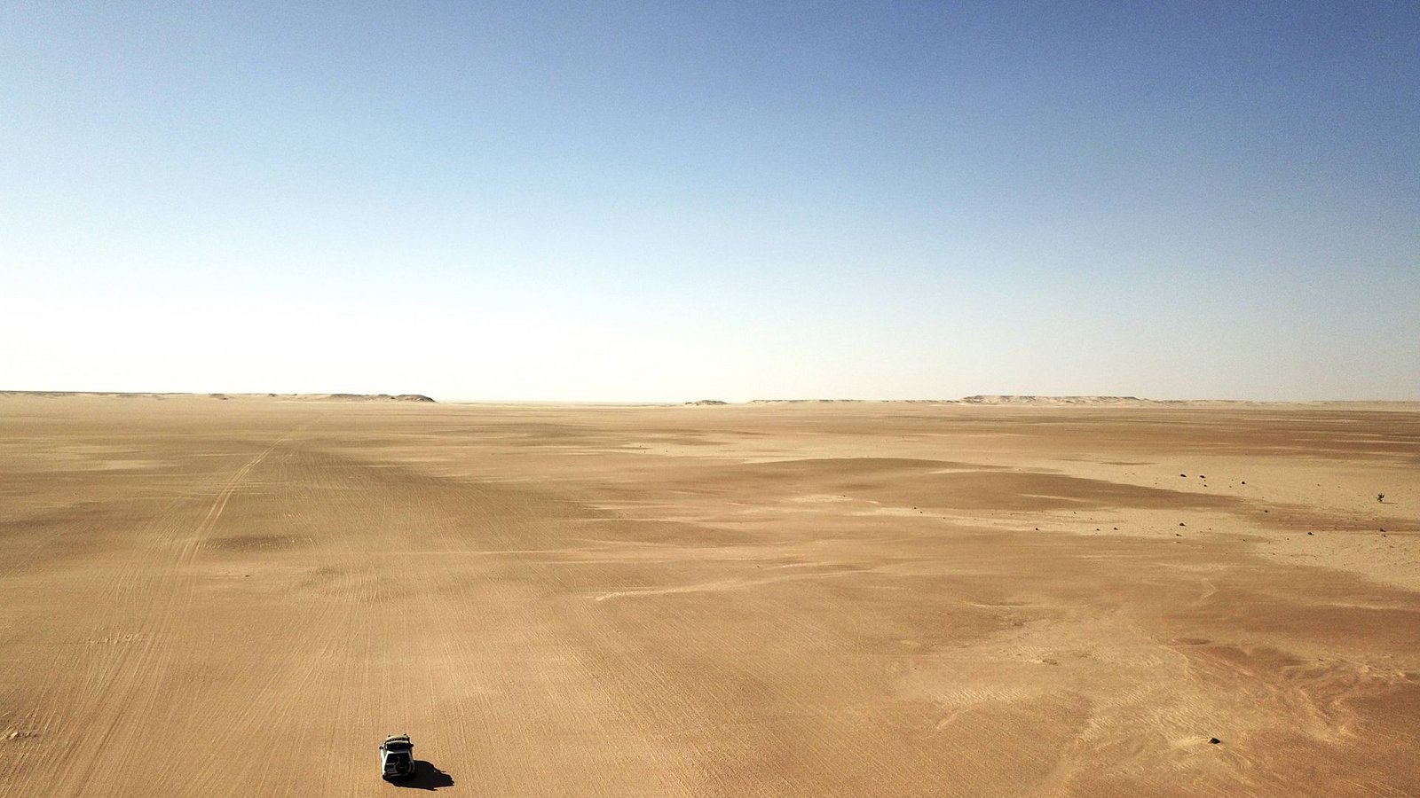 Ein Geländewagen fährt durch die mauretanische Wüste – innerhalb von fünf Jahren soll nördlich der Hauptstadt Nouakchott ein Mega-Wasserstoff-Werk entstehen.Foto: imago images/Westend61 Ein Geländewagen fährt durch die mauretanische Wüste – innerhalb von fünf Jahren soll nördlich der Hauptstadt Nouakchott ein Mega-Wasserstoff-Werk entstehen.Foto: imago images/Westend61