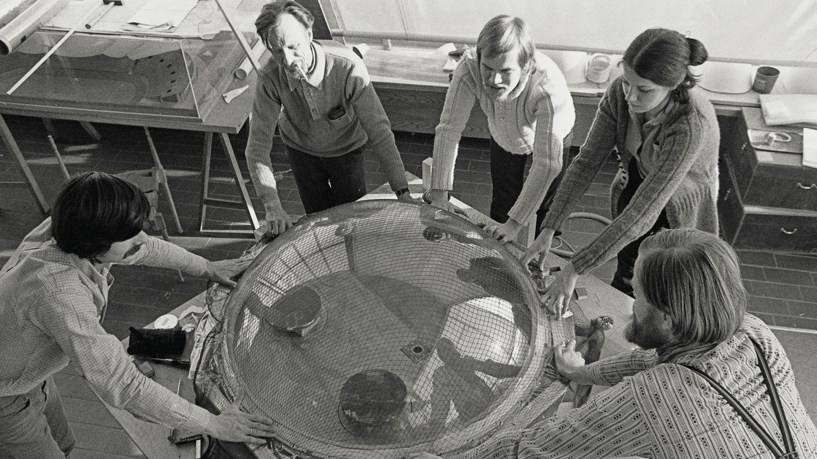 Das Team von Frei Otto beim Testen der Membran.Foto: Werkarchiv Frei Otto / Prestel Verlag
