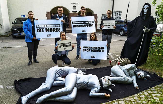 Die Tierschutzorganisation Peta hielt eine Mahnwache vor dem Gericht in Calw ab.<span class='image-autor'>Foto: Thomas Fritsch</span>
