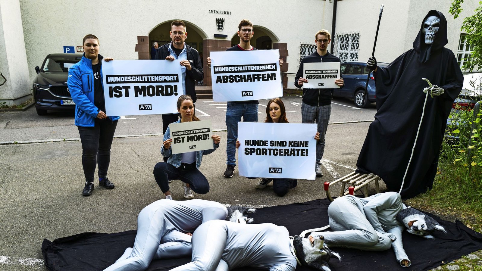 Die Tierschutzorganisation Peta hielt eine Mahnwache vor dem Gericht in Calw ab.Foto: Thomas Fritsch Die Tierschutzorganisation Peta hielt eine Mahnwache vor dem Gericht in Calw ab.Foto: Thomas Fritsch