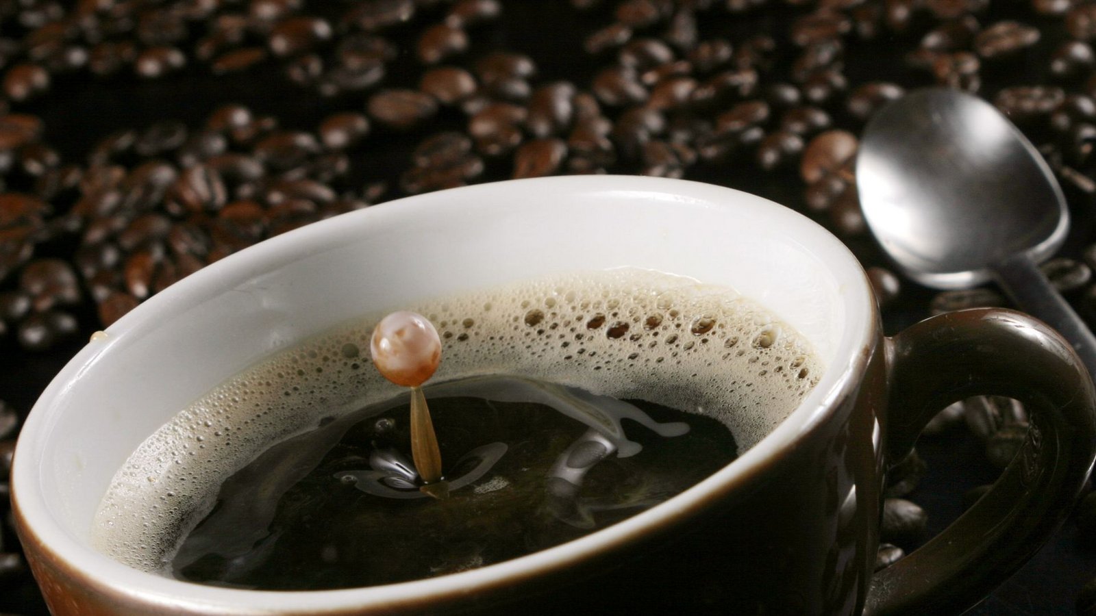 Bitter macht lustig und gesund? Wenn Sie auf schwarzen Kaffee, Gin Tonic, Radieschen und Bitterkräuter stehen, sollten Sie sich Christina Sagioglou und Tobias Greitemeyer zufolge möglichst bald einem Persönlichkeitstest unterziehen.Foto: dpa