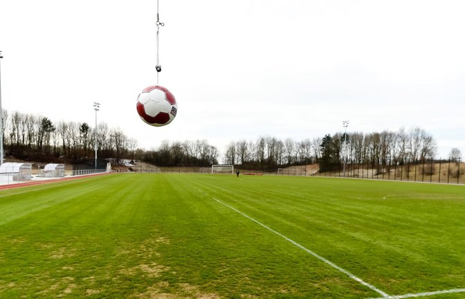 Ein Kopfball-Pendel für das Fußballtraining.<span class='image-autor'>Foto: Andreas Gebert/dpa</span>
