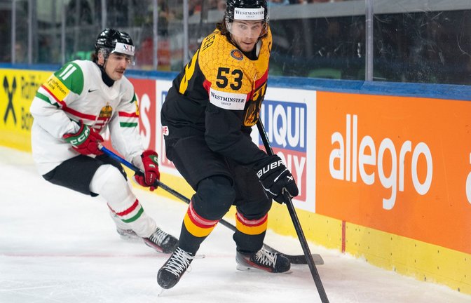 NHL-Star Moritz Seider (r) spricht nach dem drohenden deutschen Vorrunden-Aus Klartext.<span class='image-autor'>Foto: Claudio Thoma/KEYSTONE/dpa</span>