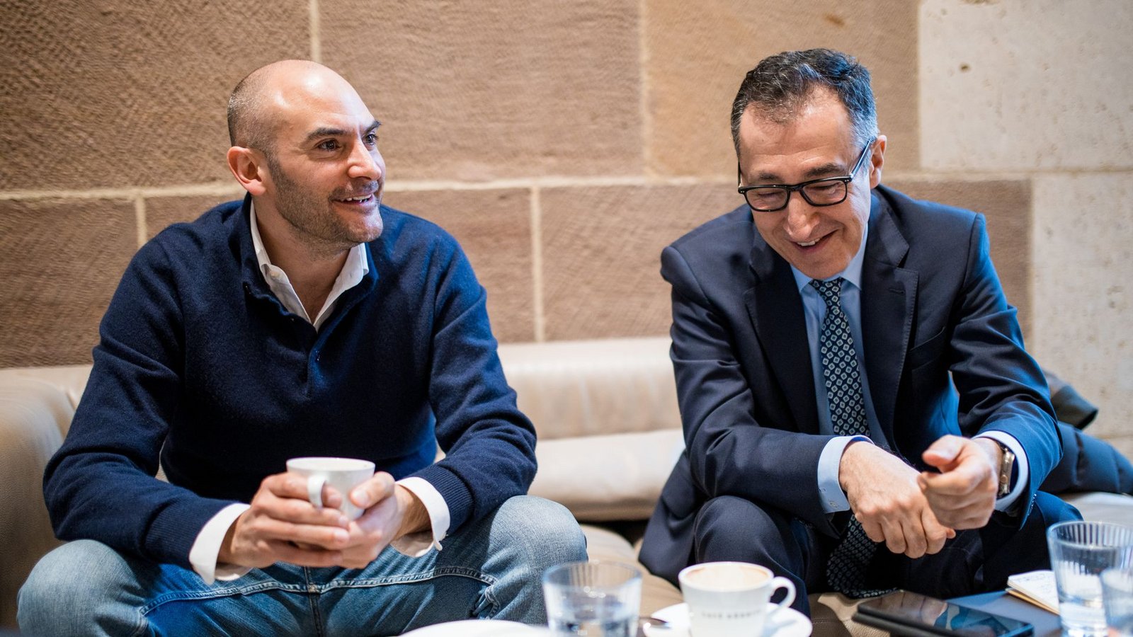 Trinkt nicht nur Kaffee und Wasser: Danyal Bayaz (links).Foto: Lichtgut/Christoph Schmidt