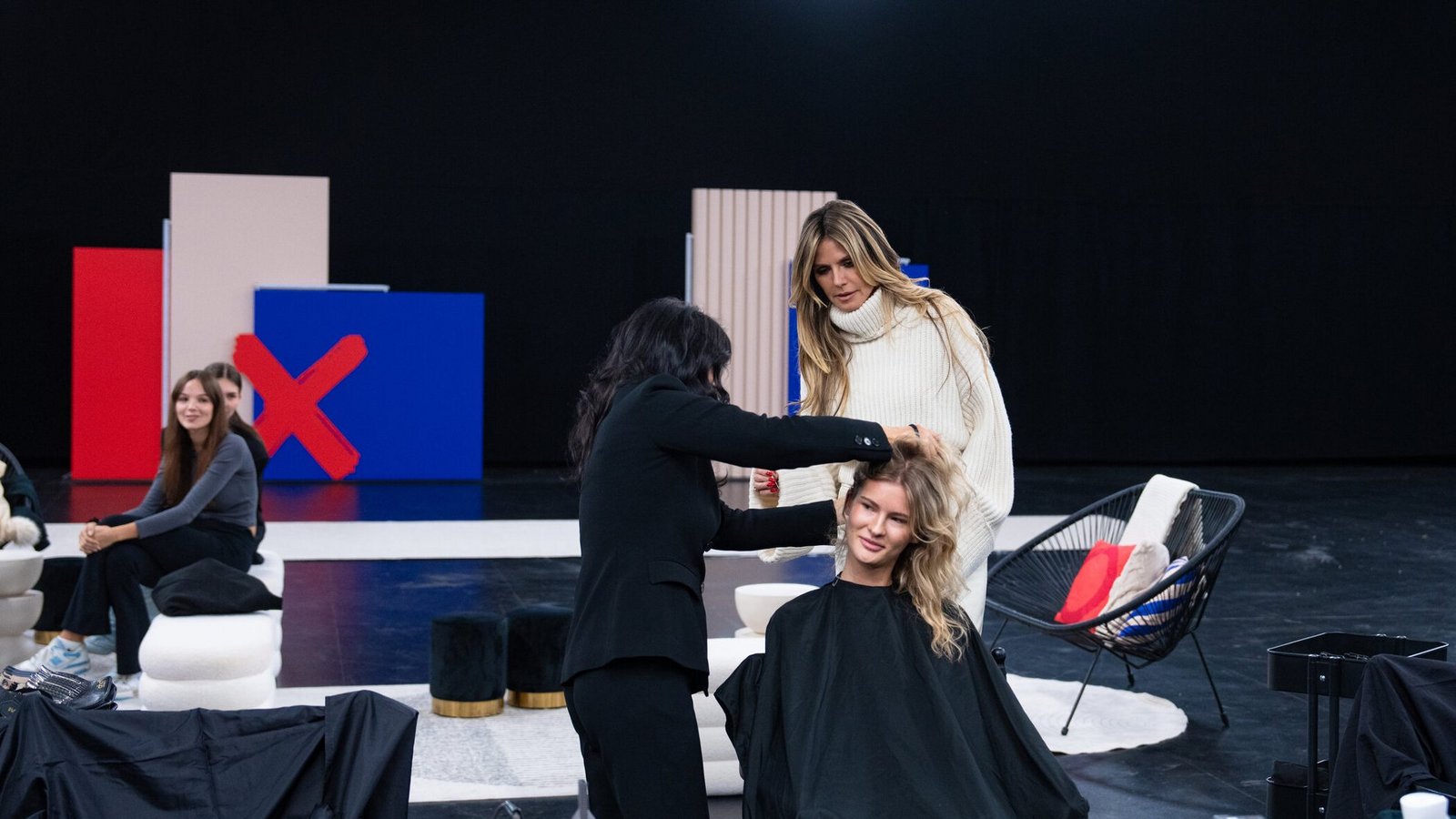 Für Kandidatin Zoe brachte das Umstyling bei GNTM 2025 eine der drastischsten Veränderungen mit sich.Foto: ProSieben/Daniel Graf Für Kandidatin Zoe brachte das Umstyling bei GNTM 2025 eine der drastischsten Veränderungen mit sich.Foto: ProSieben/Daniel Graf
