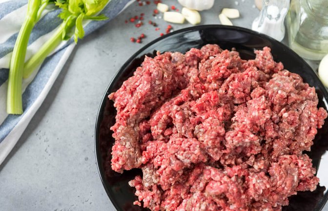 Alles über die Ursache und Genießbarkeit von Hackfleisch mit gräulichen Verfärbungen. Das steckt dahinter.<span class='image-autor'>Foto: ElenaBoronina / Shutterstock.com</span>