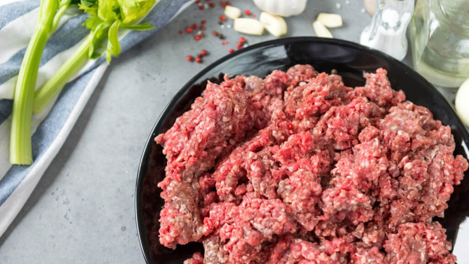 Alles über die Ursache und Genießbarkeit von Hackfleisch mit gräulichen Verfärbungen. Das steckt dahinter.Foto: ElenaBoronina / Shutterstock.com
