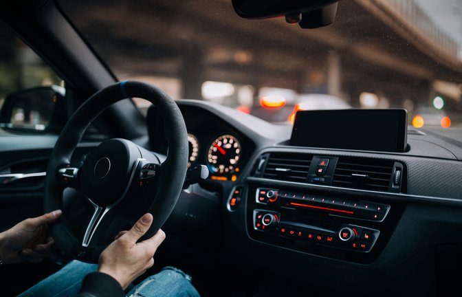 Darf das Kennzeichen in die Windschutzscheibe gelegt werden?<span class='image-autor'>Foto: BoJack / shutterstock.com</span>