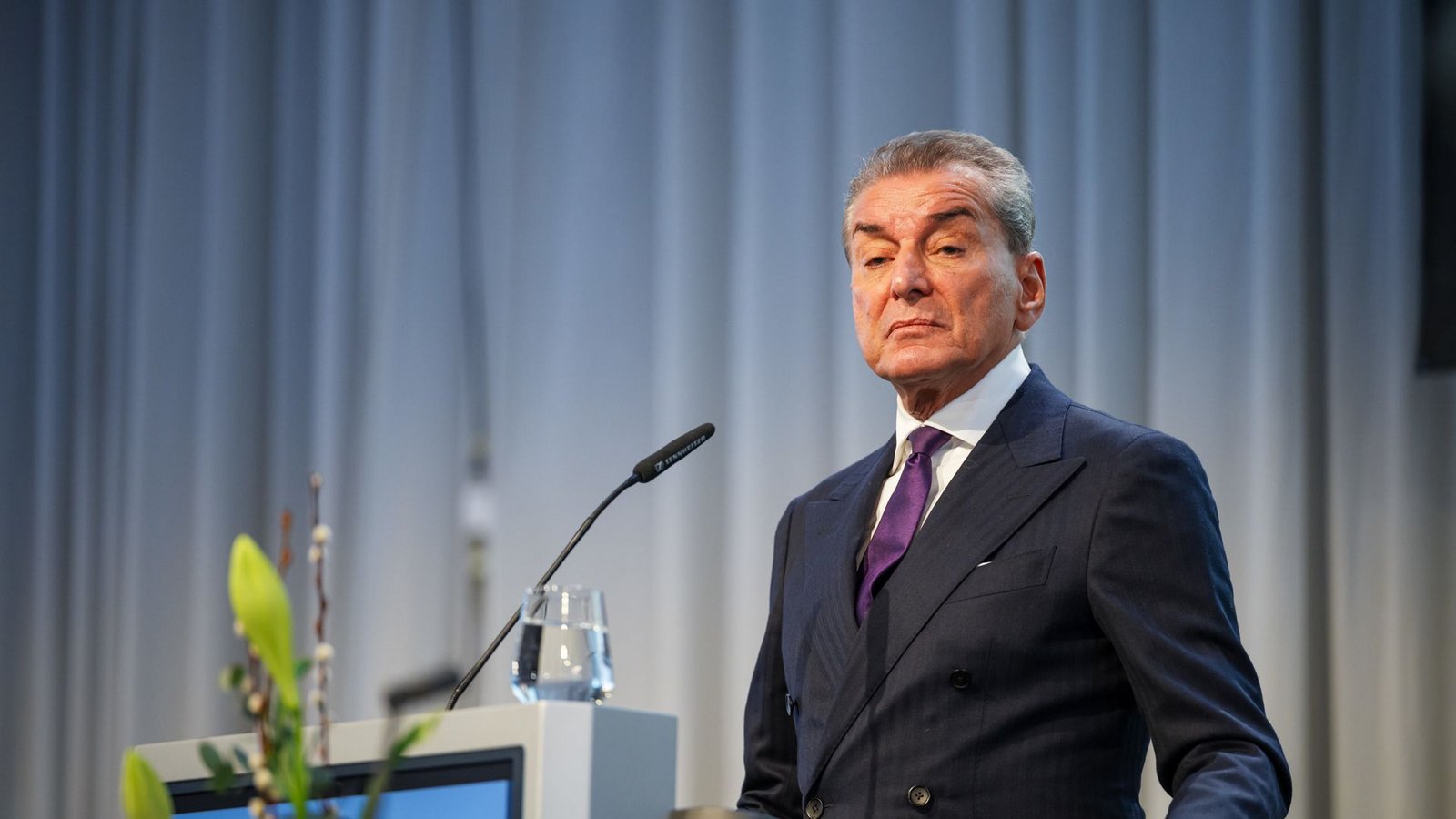 Dass Merz „all in“ gegangen ist, wie er selbst über seinen Antrag zur Migration sagte, war allerdings auch in der CDU nicht unumstritten. Das prominente Parteimitglied, der Publizist Michel Friedman (Foto), trat infolge der punktuellen Zusammenarbeit mit den Rechtspopulisten aus der Partei aus – nach über 40 Jahren. Auch Ex-Bundeskanzlerin Angela Merkel (ebenfalls CDU) fand kritische Worte zu Friedrich Merz’ neuem Parteikurs.Foto: dpa/Oliver Dietze