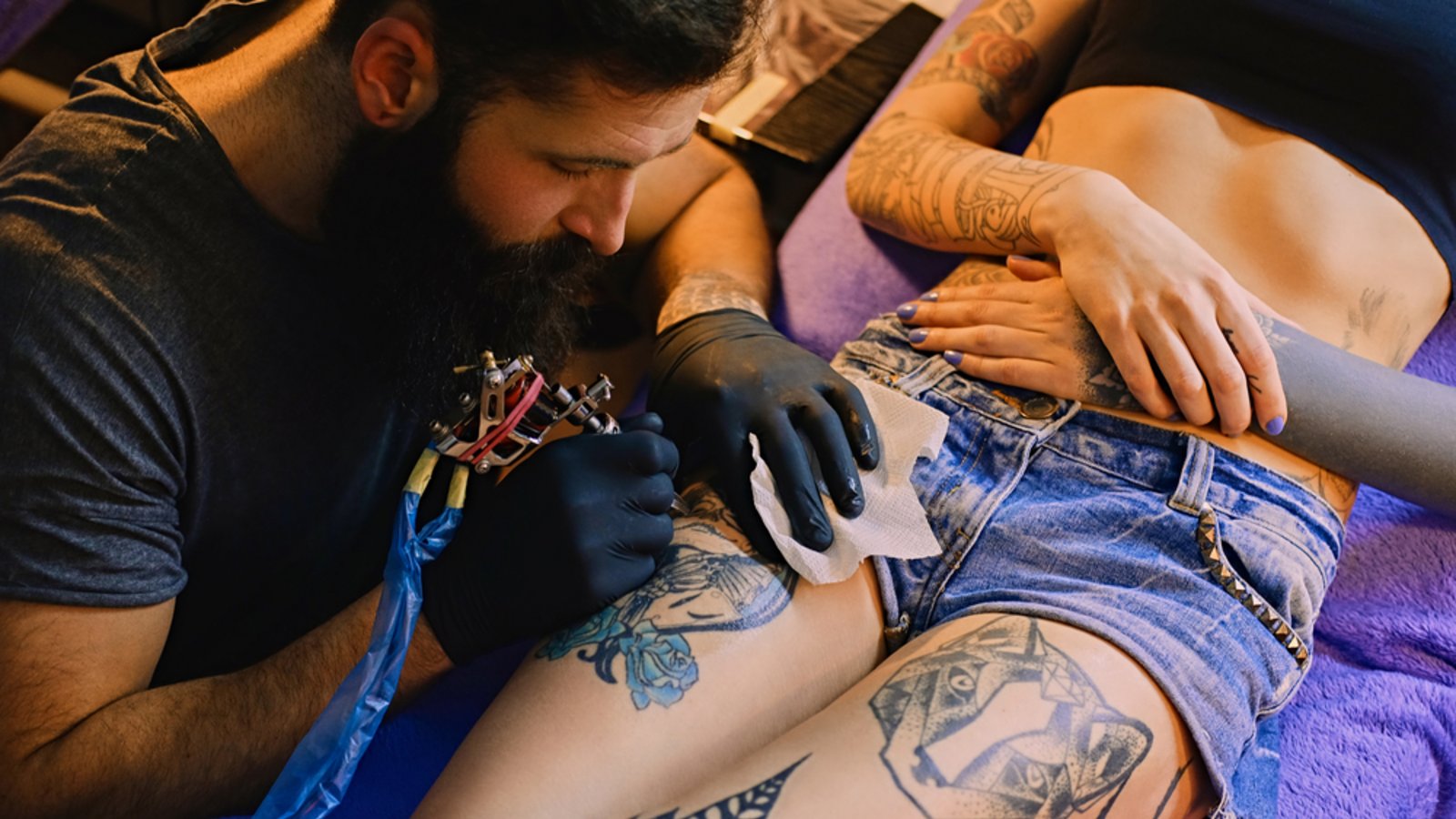 Eine beliebte Art, die Haut zu schmücken: TattoosFoto: FXQuadro / shutterstock.com Eine beliebte Art, die Haut zu schmücken: TattoosFoto: FXQuadro / shutterstock.com