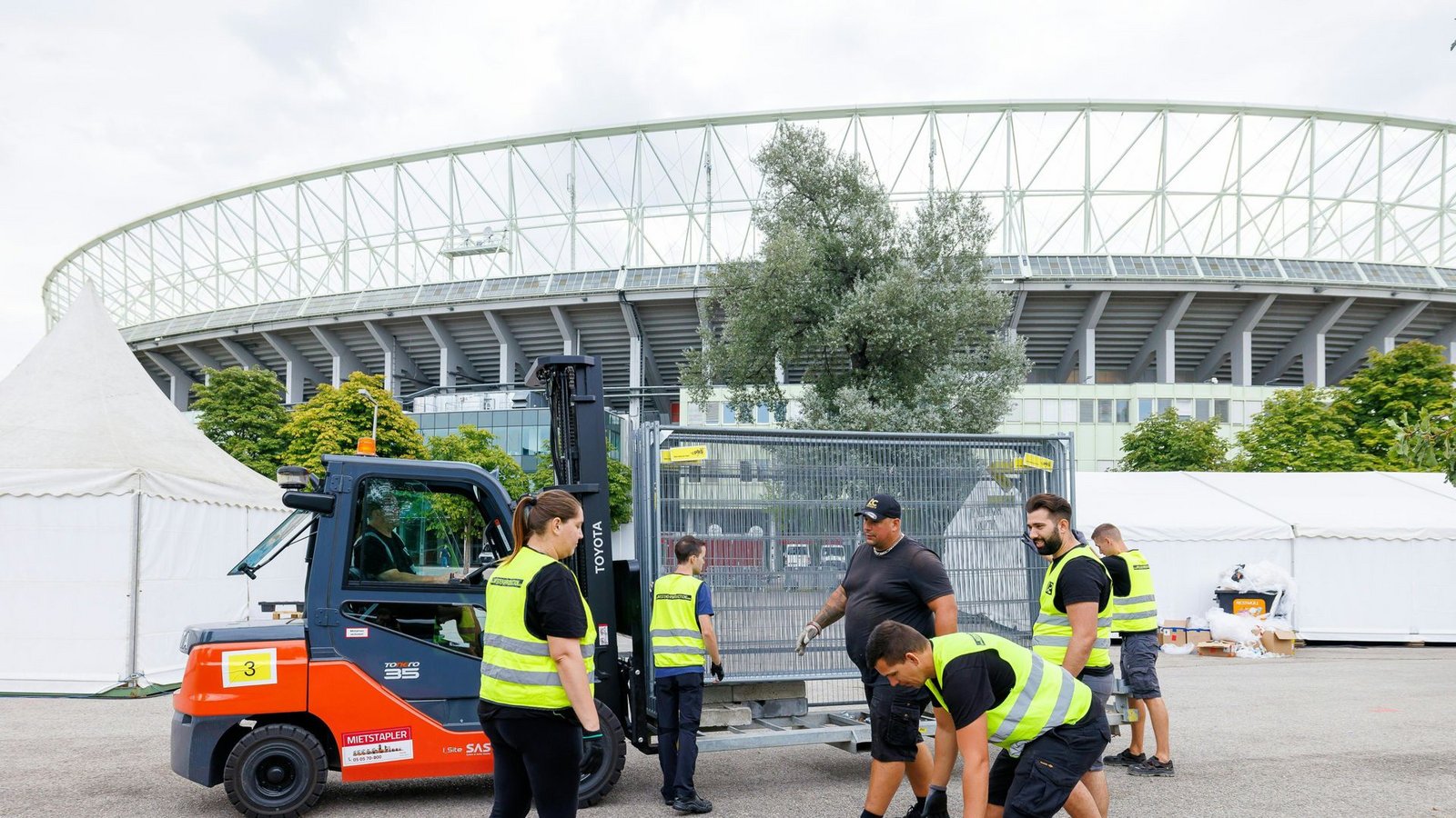 An Stelle von Taylor Swift arbeiten die Abbau-Trupps um das Stadion in Wien.Foto: dpa/Florian Wieser