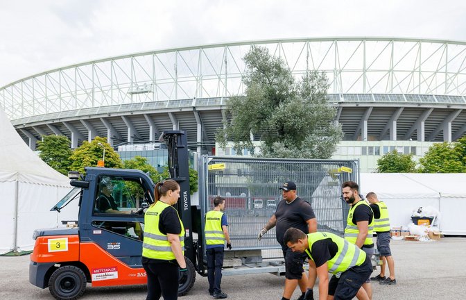 An Stelle von Taylor Swift arbeiten die Abbau-Trupps um das Stadion in Wien.<span class='image-autor'>Foto: dpa/Florian Wieser</span>