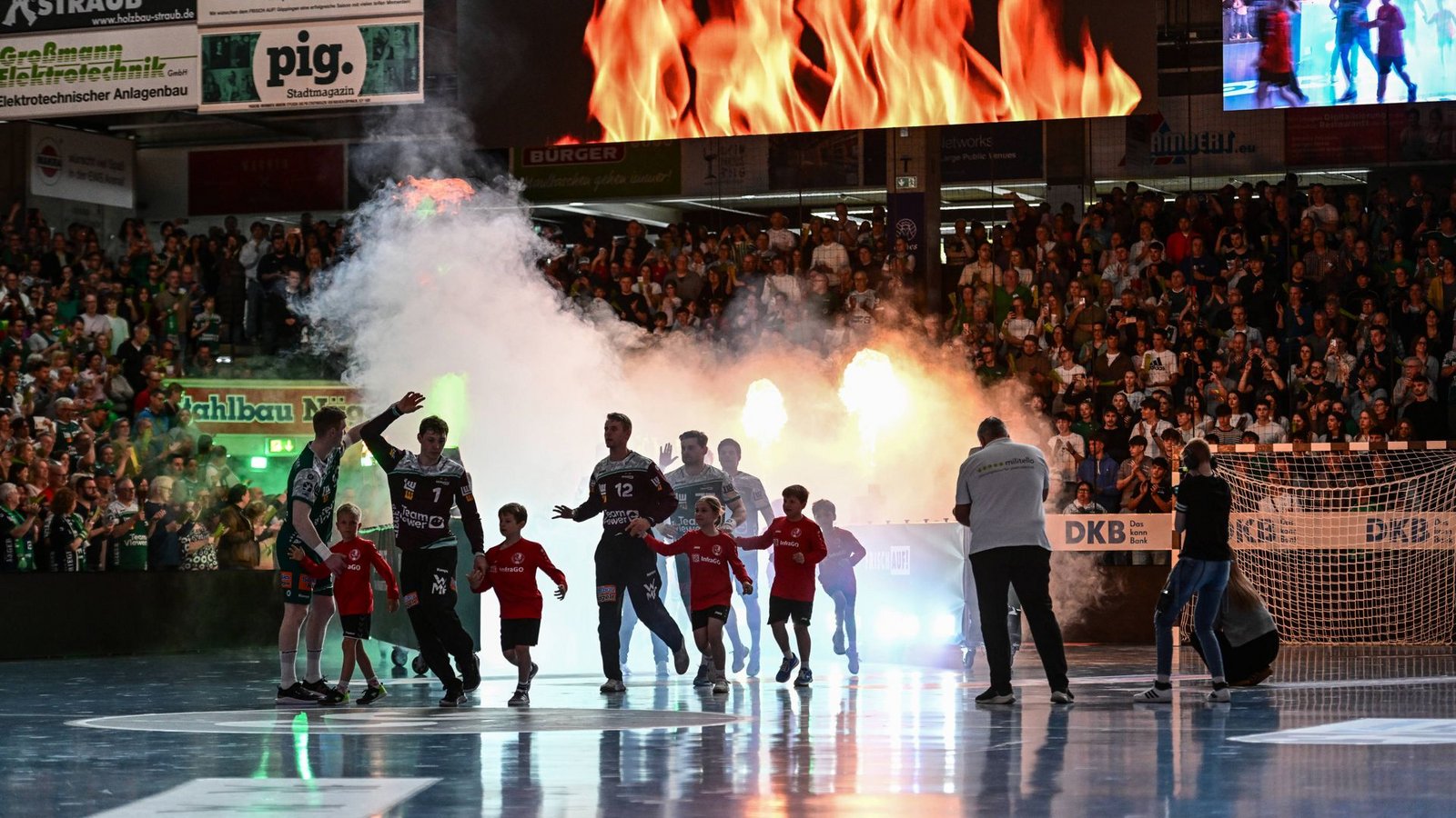 Es ging heiß her in der ausverkauften EWS-Arena.Foto: IMAGO/Beautiful Sports Es ging heiß her in der ausverkauften EWS-Arena.Foto: IMAGO/Beautiful Sports