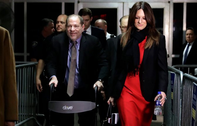 Harvey Weinstein (Mitte l), Filmproduzent aus den USA, verlässt 2020 den Gerichtssaal.<span class='image-autor'>Foto: Richard Drew/AP/dpa</span>