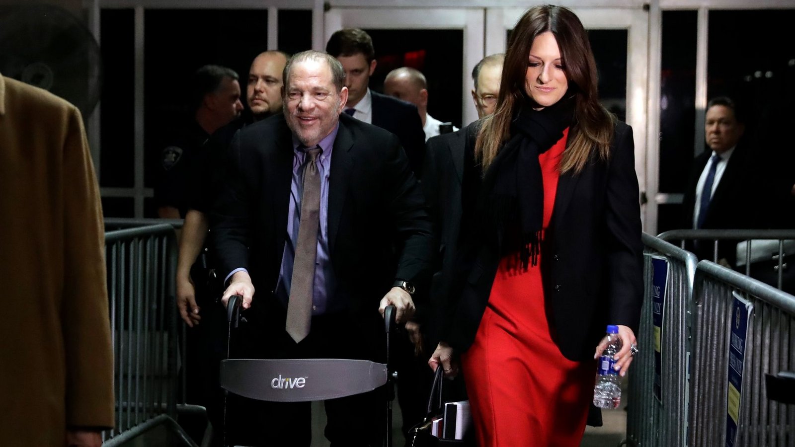 Harvey Weinstein (Mitte l), Filmproduzent aus den USA, verlässt 2020 den Gerichtssaal.Foto: Richard Drew/AP/dpa