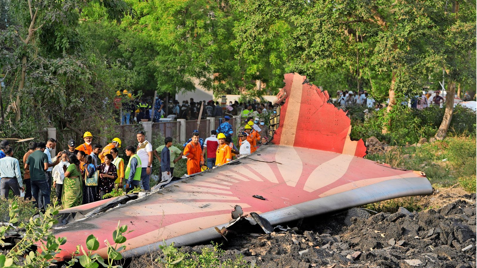 Trümmerteile der Air-India-Maschine liegen in der Stadt Ahmedabad.Foto: dpa/Ajit Solanki