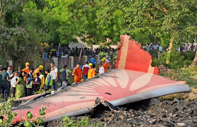 Trümmerteile der Air-India-Maschine liegen in der Stadt Ahmedabad.<span class='image-autor'>Foto: dpa/Ajit Solanki</span>