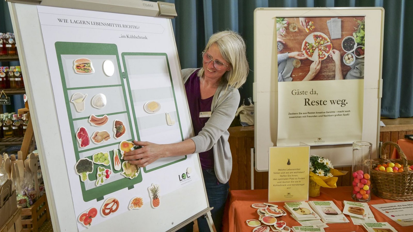 Ellen Riexinger vom Forum Ernährung und Hauswirtschaft am Landratsamt des Enzkreises erklärt auf dem Bauernmarkt die richtige Lagerung von Lebensmitteln.Foto: Simon Granville Ellen Riexinger vom Forum Ernährung und Hauswirtschaft am Landratsamt des Enzkreises erklärt auf dem Bauernmarkt die richtige Lagerung von Lebensmitteln.Foto: Simon Granville