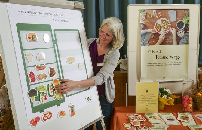 Ellen Riexinger vom Forum Ernährung und Hauswirtschaft am Landratsamt des Enzkreises erklärt auf dem Bauernmarkt die richtige Lagerung von Lebensmitteln.<span class='image-autor'>Foto: Simon Granville</span>