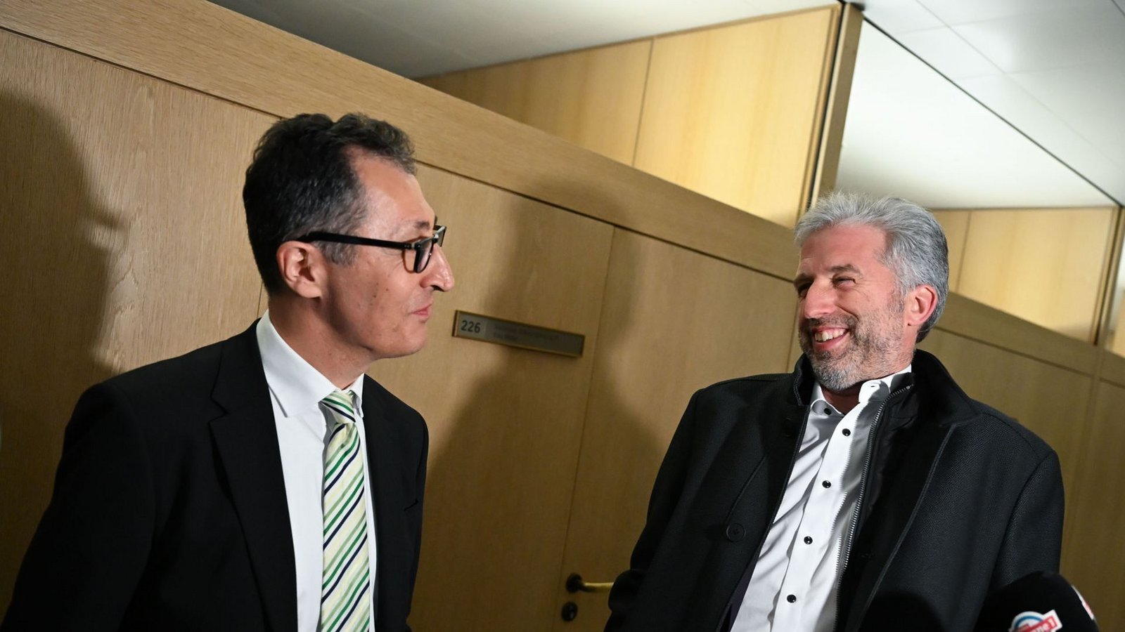 Cem Özdemir (links) und Boris Palmer am Wahlabend im Landtag in Stuttgart. Schon da suchte der Tübinger OB die Nähe zum Ministerpräsidenten.Foto: dpa