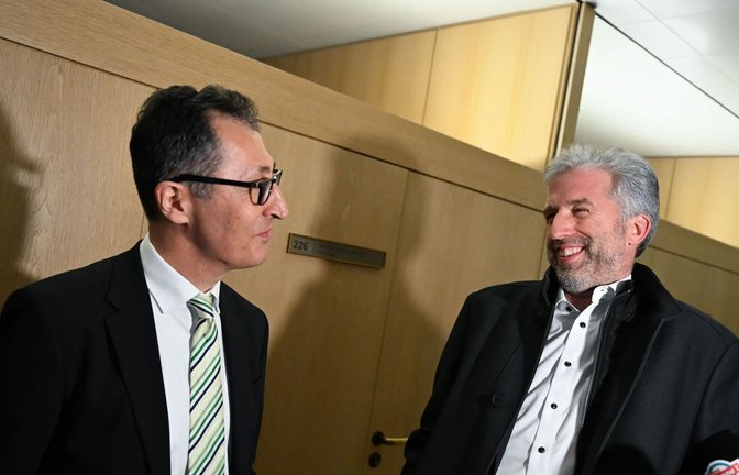Cem Özdemir (links) und Boris Palmer am Wahlabend im Landtag in Stuttgart. Schon da suchte der Tübinger OB die Nähe zum Ministerpräsidenten.<span class='image-autor'>Foto: dpa</span>