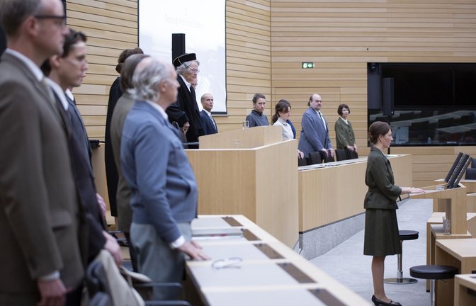 Insgesamt spielt fast die Hälfte des Ensembles im Landtag auf – stets in nüchternem Ton.<span class='image-autor'>Foto: Schauspiel/Ingrid Hertfelder</span>